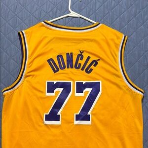 Los Angeles Lakers Basketball Jersey with Doncic 77 in Yellow. NWOT